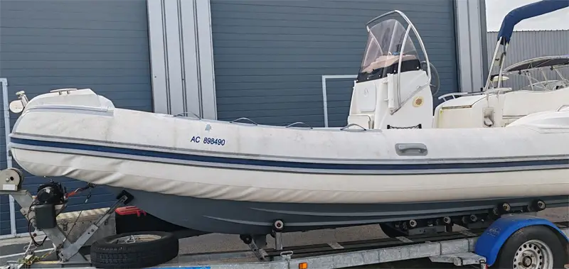 Un semi-rigide avant entretien dans l'atelier de peinture de Seanova-Plaisance à La Seyne-sur-Mer (83)