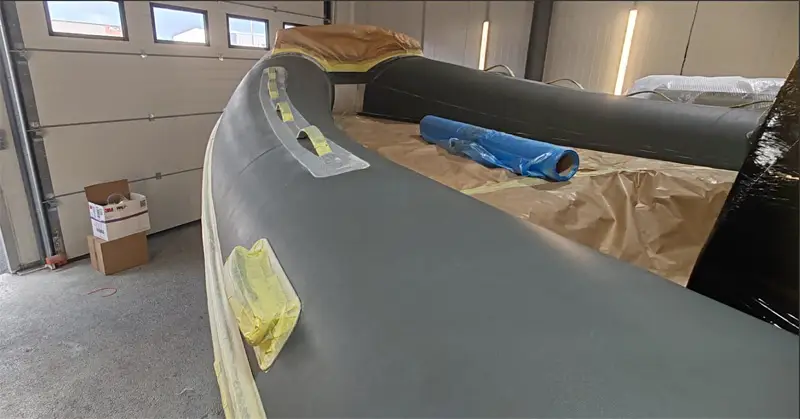 Préparation et ponçage d'un semi-rigide avant peinture dans les ateliers de Seanova-Plaisance à La Seyne-sur-Mer (83)
